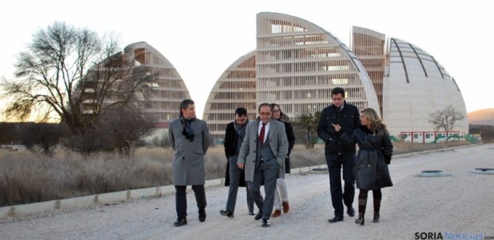 Dirigentes del PSOE esta tarde en las cercanías de la Cúpula de la Energía. 