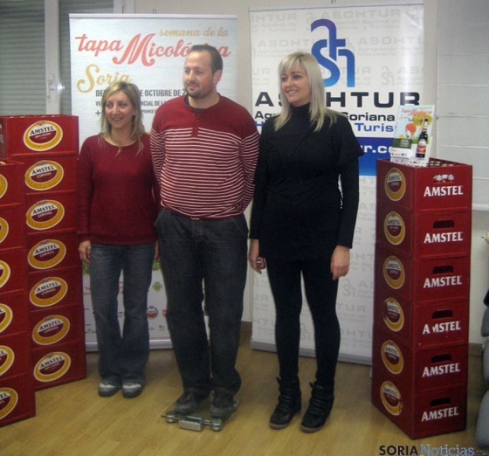 Santos (izda.), junto a Largo y la representante de Amstel.