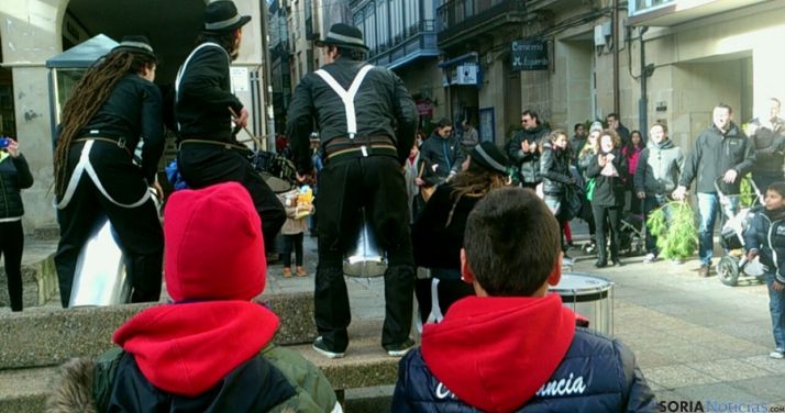 El trío, en la plaza Mayor de la capital.