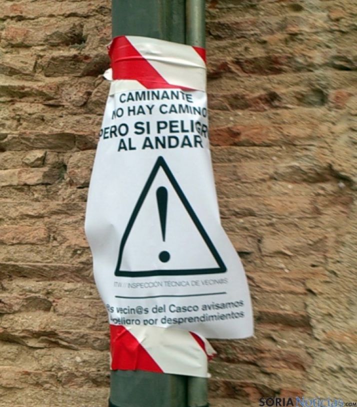 Uno de los carteles colocados por la agrupación.
