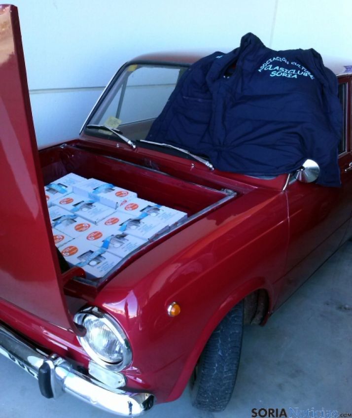 Un 850 con alimentos en su maletero.