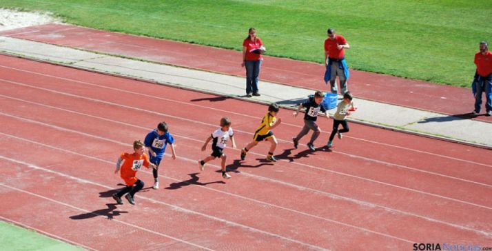 Competición atlética de escolares en Los Pajaritos.