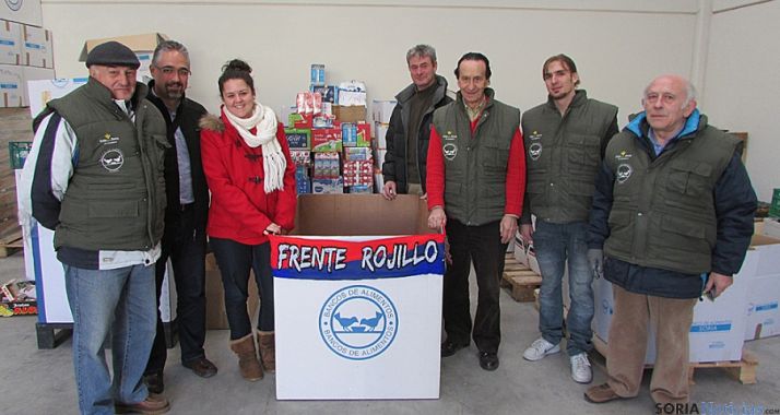 Peñistas y miembros del Banco, en la entrega.