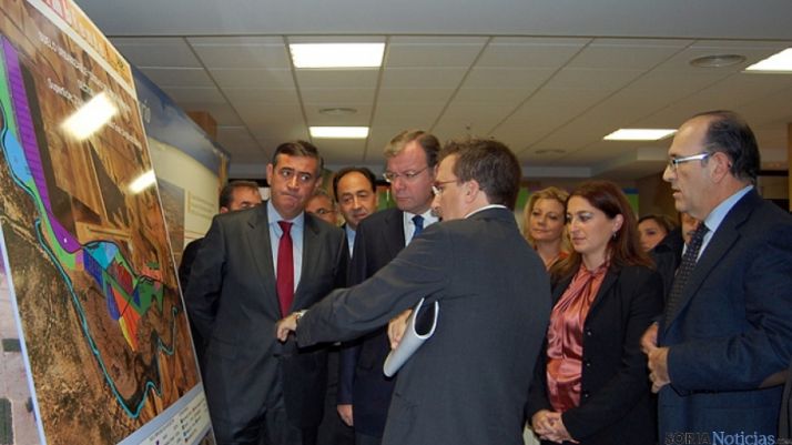 Antonio Pardo (dcha.) con Silván en un acto sobre la CMA en 2011