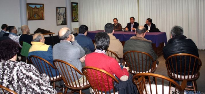 Un momento de la reunión de los populares burgenses.