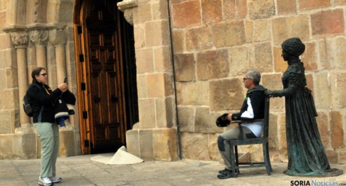 Dos turistas se fotografían con la estatua de Leonor, en la capital.