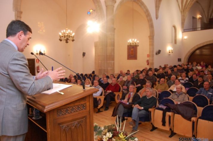 Pardo dirigiéndose a los alcaldes