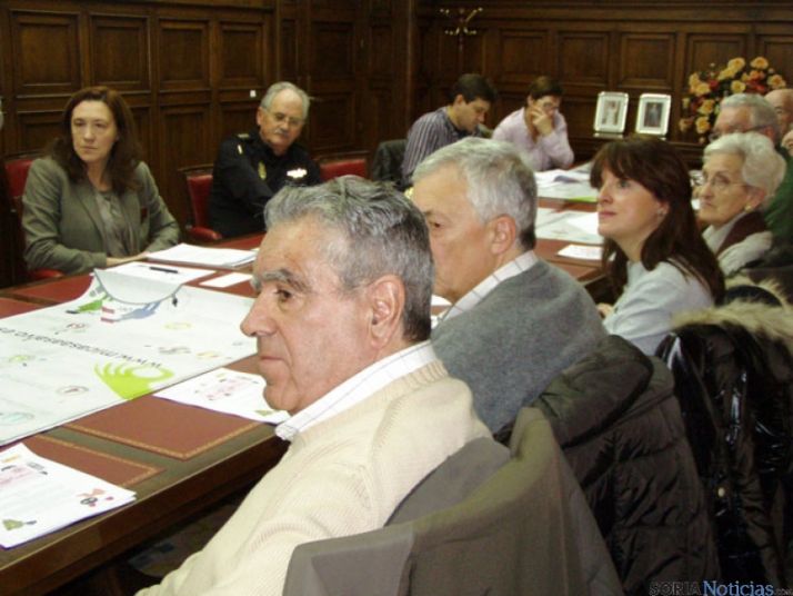 Reunión con vecinos y colectivos