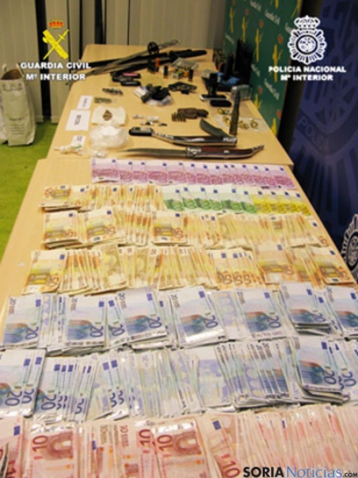 Dinero y armas incautadas/ G.C.