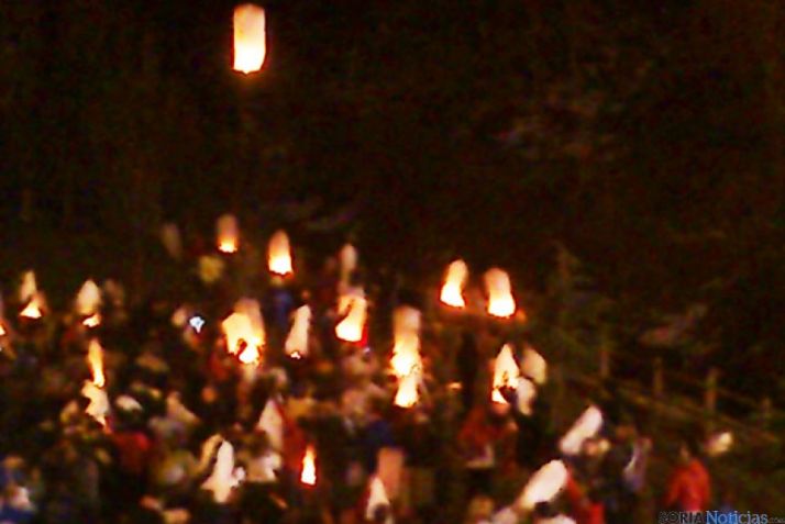 Faroles chinos a punto de elevarse