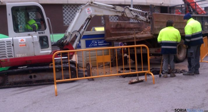 Operarios durante la reparación.