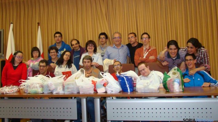 Los chicos de ANDE también donaron alimentos para Cruz Roja Soria.
