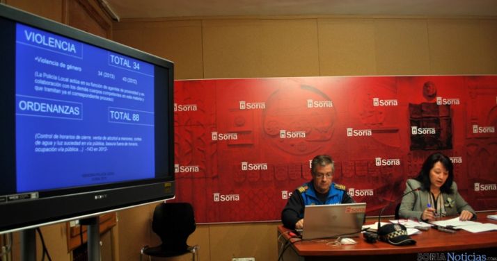 El inspector jefe de la Policía Local y la concejal de Seguridad Ciudadana.