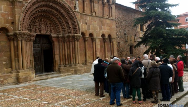 Un grupo de turistas frente a la fachada románica de Santo Domingo