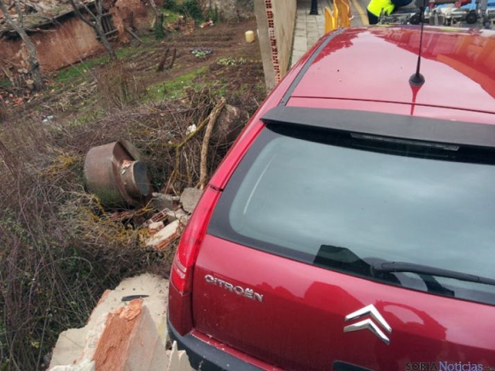 El vehículo ha estado a punto de caerse por el desnivel del solar