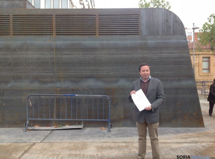 Sainz ante una salida del parking