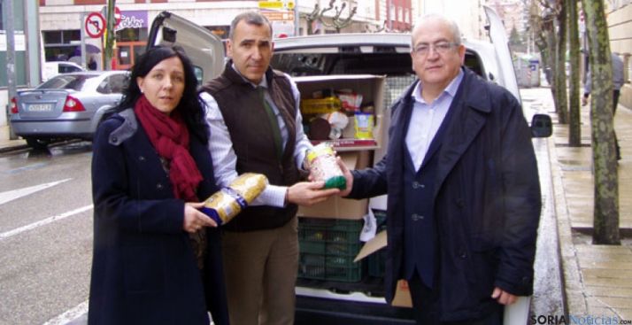 Entrega de alimentos a Cruz Roja