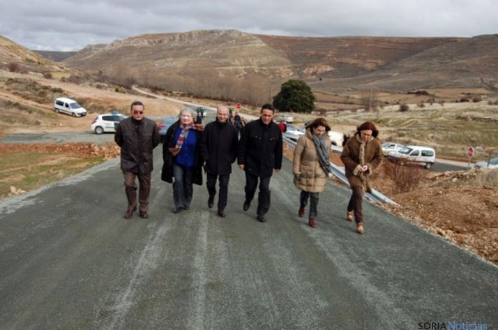 Las autoridades caminan por la nueva vía Caracena-Valderromán