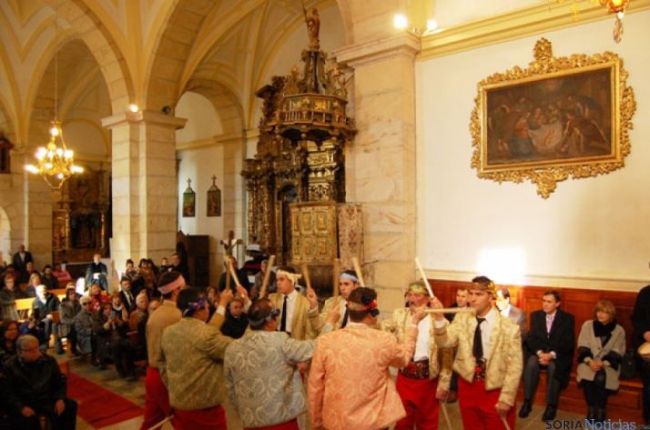 Las danzas se ejecutan dentro de la iglesia