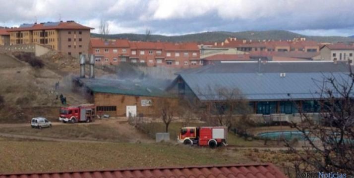 Incendio de la blanta de biomasa (izda.), junto a la piscina climatizada