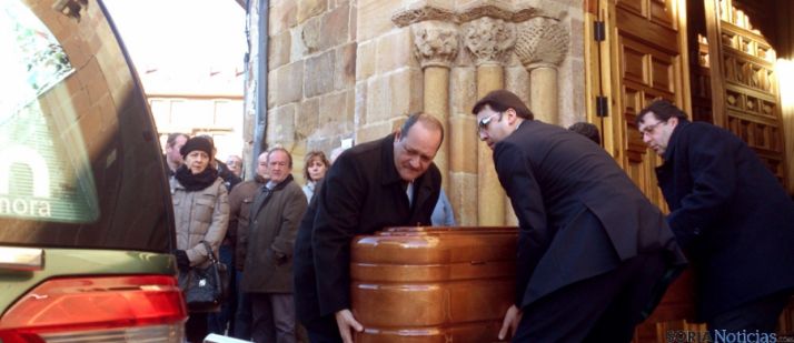 El féretro, tras el funeral en La Mayor.