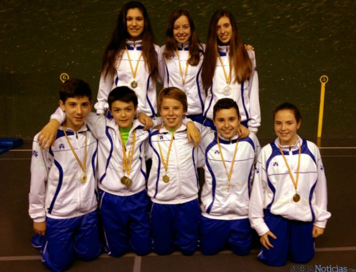 Los jugadores sorianos con sus medallas.