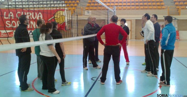 Los monitores en su primera jornada de formación.
