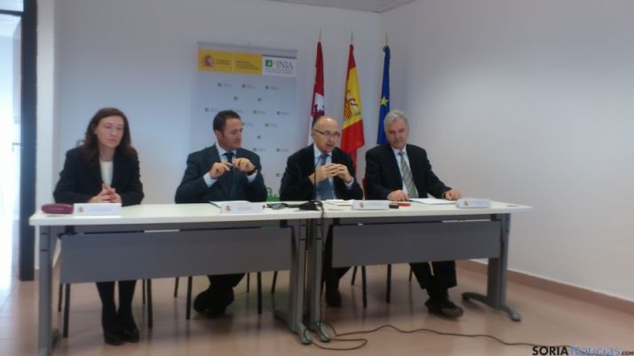 El delegado del Gobierno y el director general del INIA, ambos en el centro, durante la presentación.