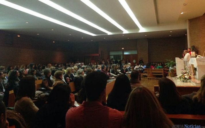 Un momento de la eucaristía en la capilla del colegio. / SN