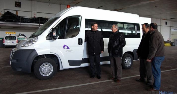 Pardo, (izda.) con Soria ante el nuevo vehículo.