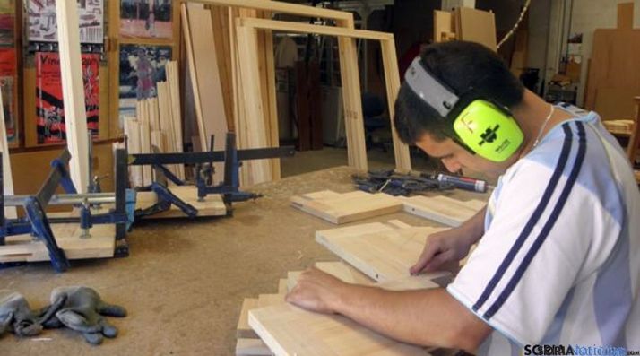 Un operario en una de las empresas del sector en la provincia.