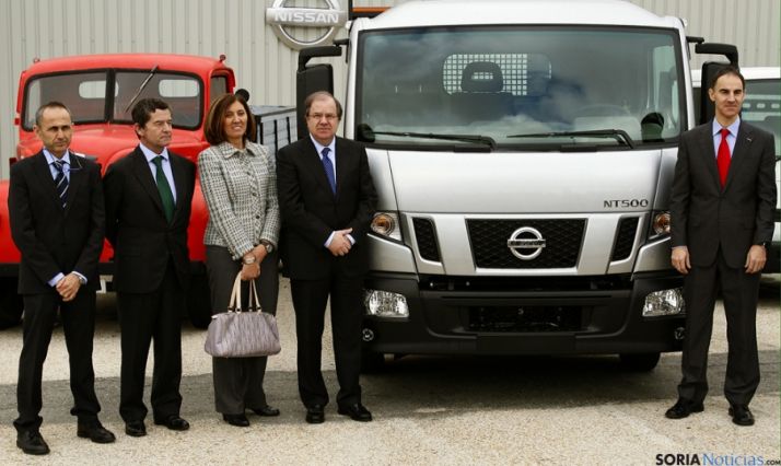 Herrera, segundo por la derecha, en la factoría de Nissan en Ávila.