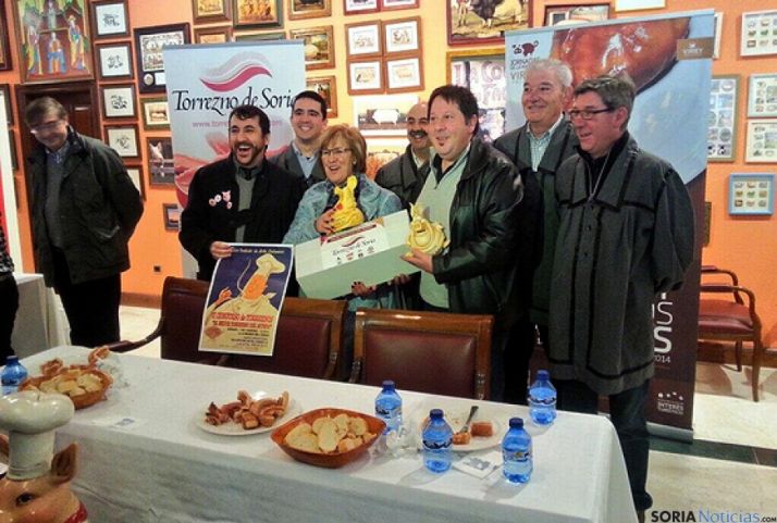 Los ganadores sonríen tras el veredicto del jurado.