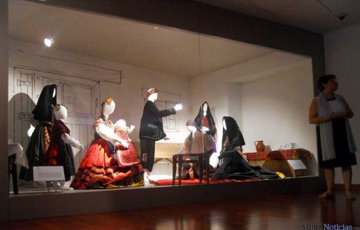 Una exposición en el Museo del Traje de Morón.