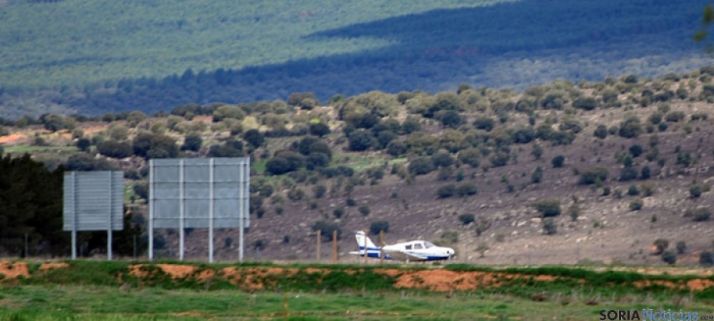 Una avioneta en el aeródromo de Garray.