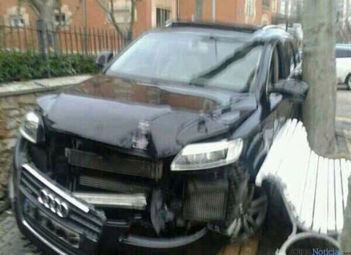 Aspecto del coche, tras chocar con la farola