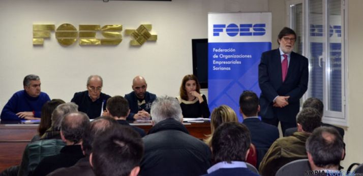 Santiago Aparicio, de pie, en la asamblea electoral