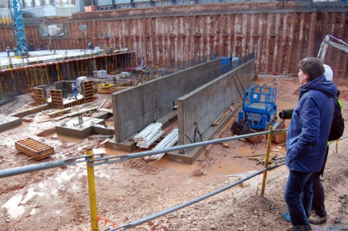 Carlos Martínez observa el trabajo en las obras de Mariano Granados