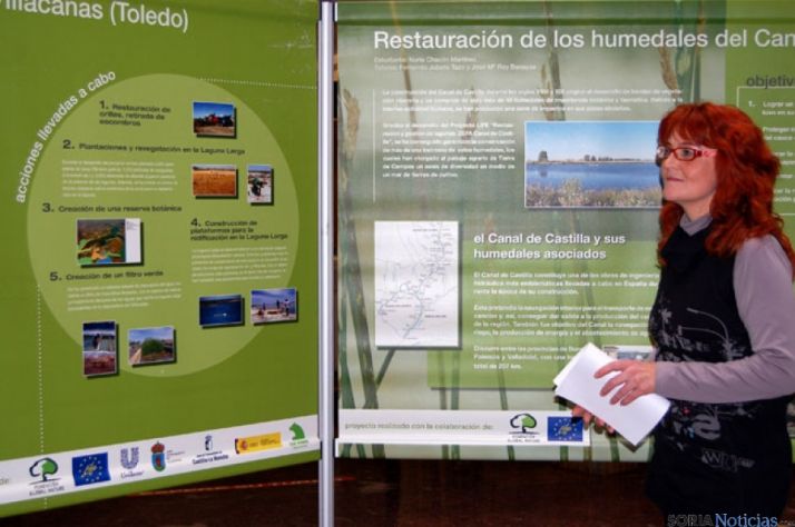 La concejala Ana María Calvo, en la muestra Cuidando las heridas