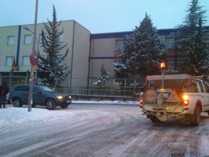Distribución de sal en una calle de Soria, esta mañana