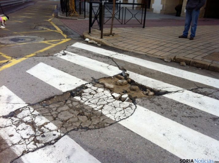 Aspecto de paso de cebra de la plaza Jurados de Cuadrilla