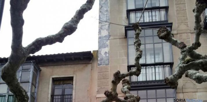 Detalle de las placas desprendidas en el edificio Gaya Nuño