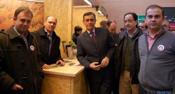 Estand de la Asociación Forestal de Soria, con Antonio Pardo y Manuel López