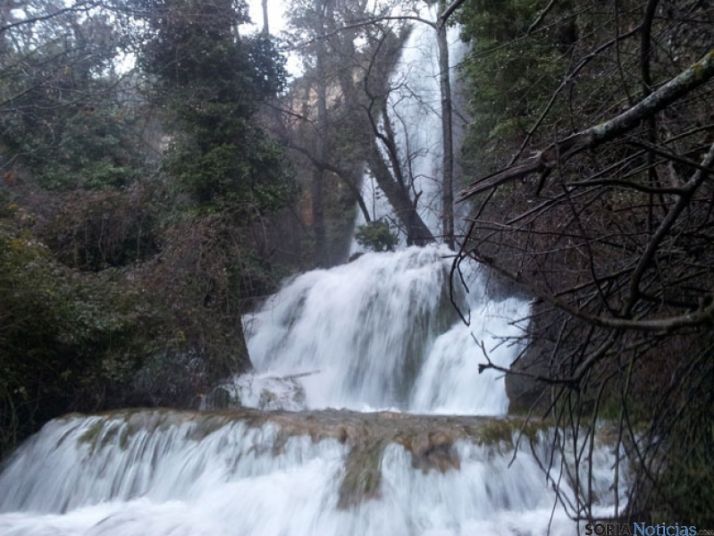 El manantial de la cascada de La Toba ha roto con fuerza
