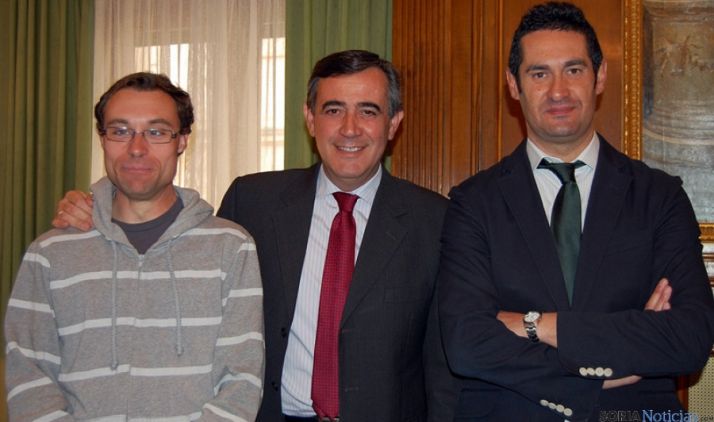 Azofra (izda.) Pardo y González, en la firma del convenio con ANDE.