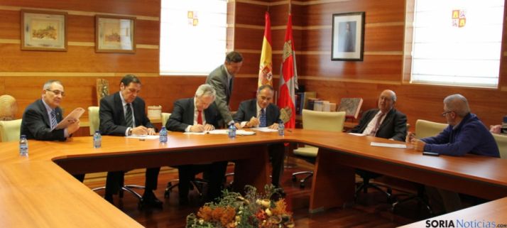 Rúbrica del convenio entre Consejería y academias.