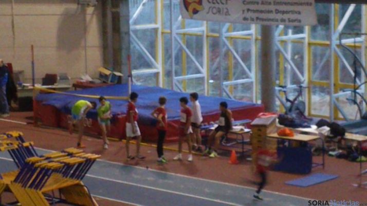 Jóvenes atletas en un entrenamiento del CAEP.