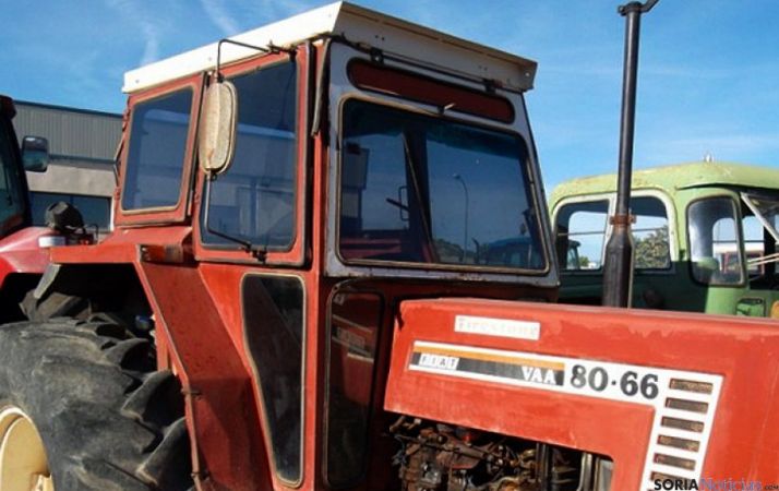 Cabina de un tractor en los años ochenta. / agromaquinaria.es