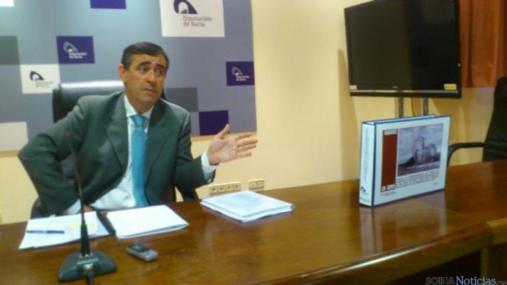 El presidente de la Diputación junto al proyecto