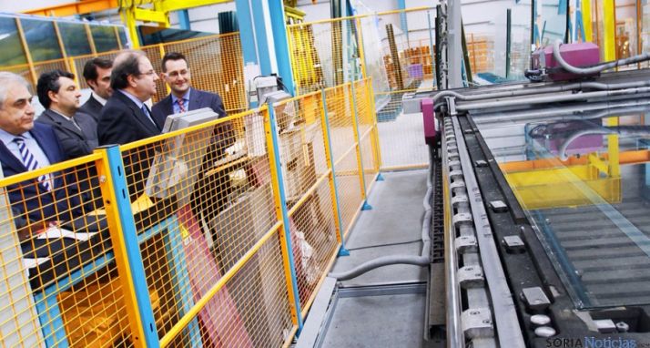 El presidente Herrera en su visita a la factoría leonesa de Tvitec.